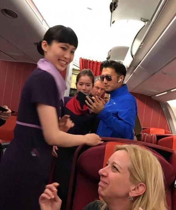 谢霆锋王菲机场合照,王菲谢霆锋经济舱