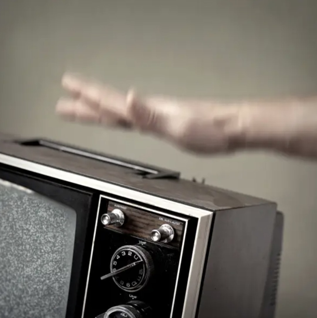 牛皮纸包书、电视不灵就猛拍，这些“中年人绝活”，你会几个？