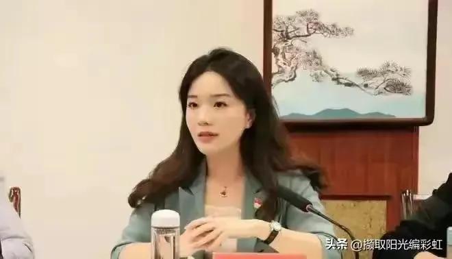 是否有权色交易？戴璐副局长提着6万多香奈儿的包，开奔驰住别墅