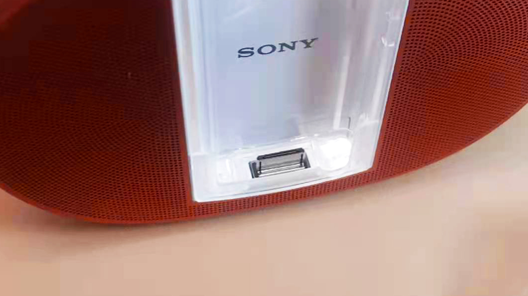 中间凹进去的音箱,中间镂空音箱