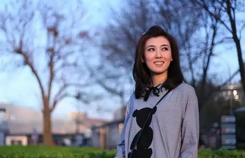 李红央视主持人初中辍学,李红14岁辍学从服务员到央视名嘴