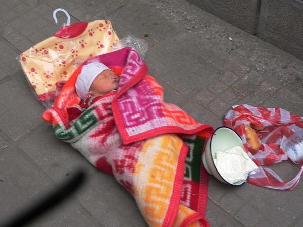 24岁姑娘与85岁老人拍婚纱照,24岁小伙和84岁老奶奶拍婚纱照