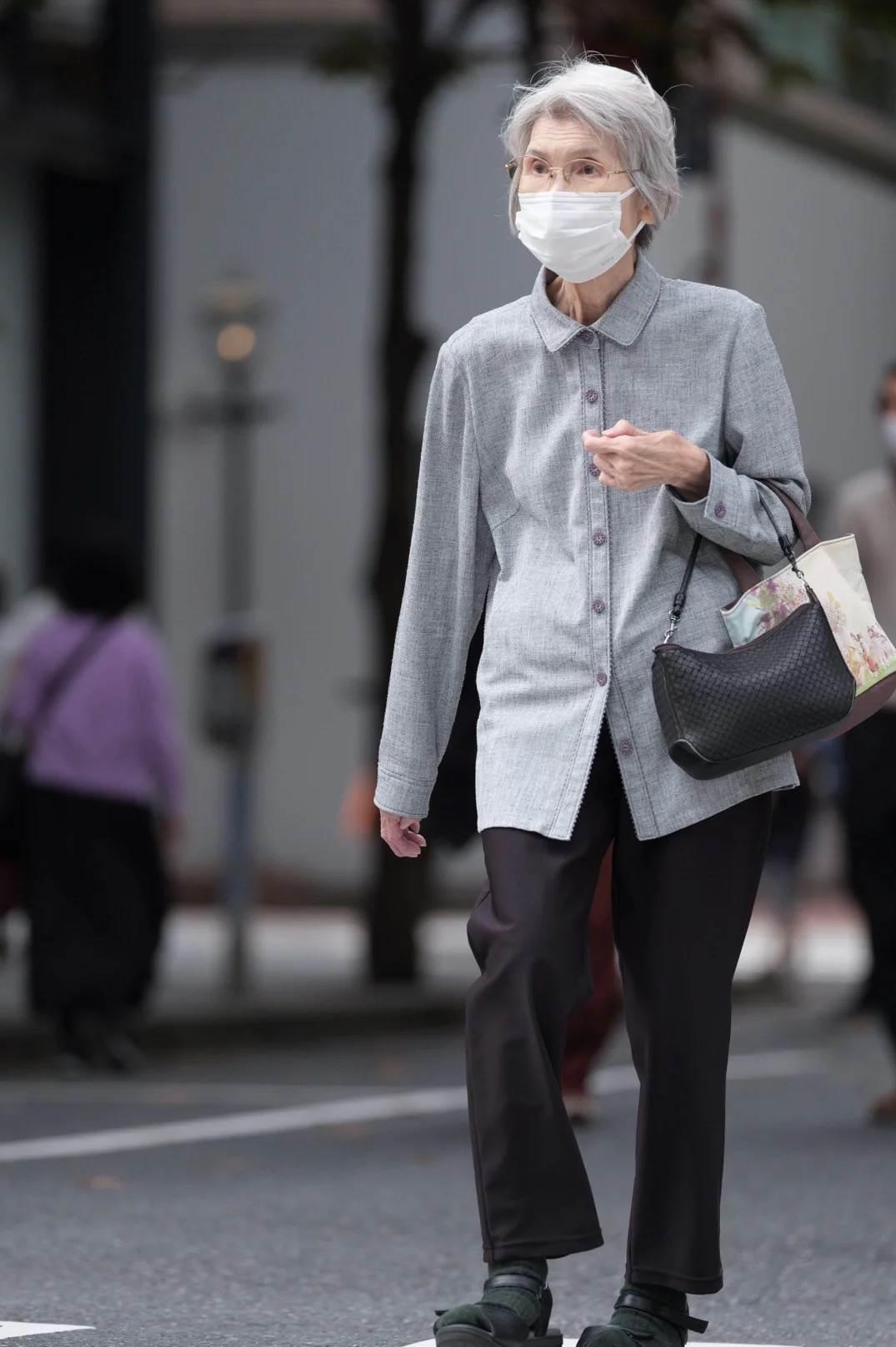 被街拍惊艳了,日本老人穿搭街拍