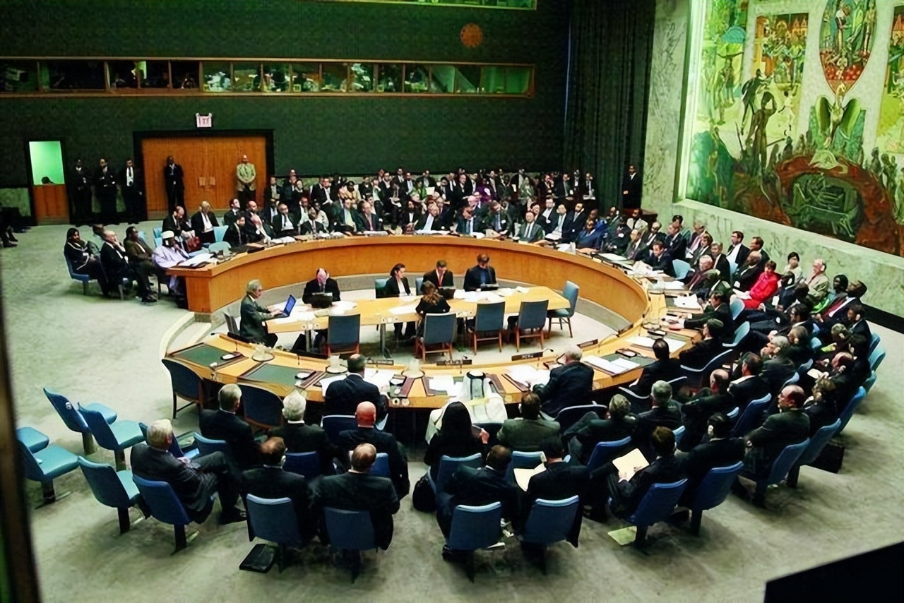 鎷滅櫥鍥炲簲鏈濋矞鍙戝皠涓ゆ灇瀵煎脊,鎷滅櫥瀵规湞椴滃彂灏勫寮圭殑鐪嬫硶