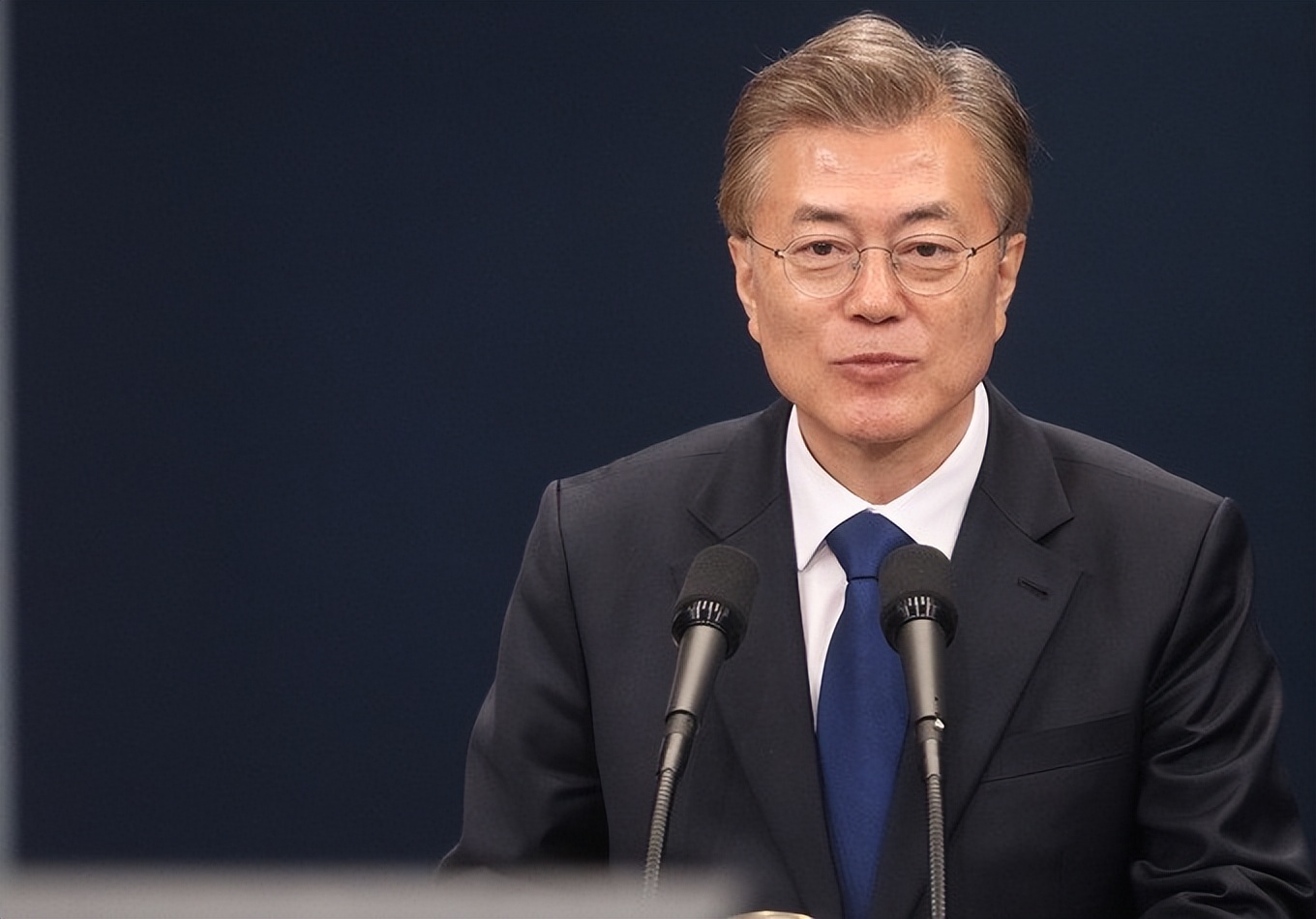 舞台上舔手摸*体下**，韩国人气女爱豆校庆表演被骂不堪入目？