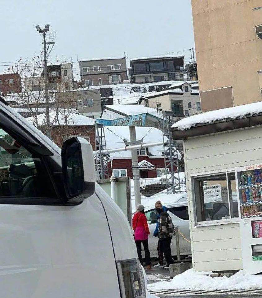 鹿晗被路人偶遇的视频,鹿晗偶遇粉丝打招呼