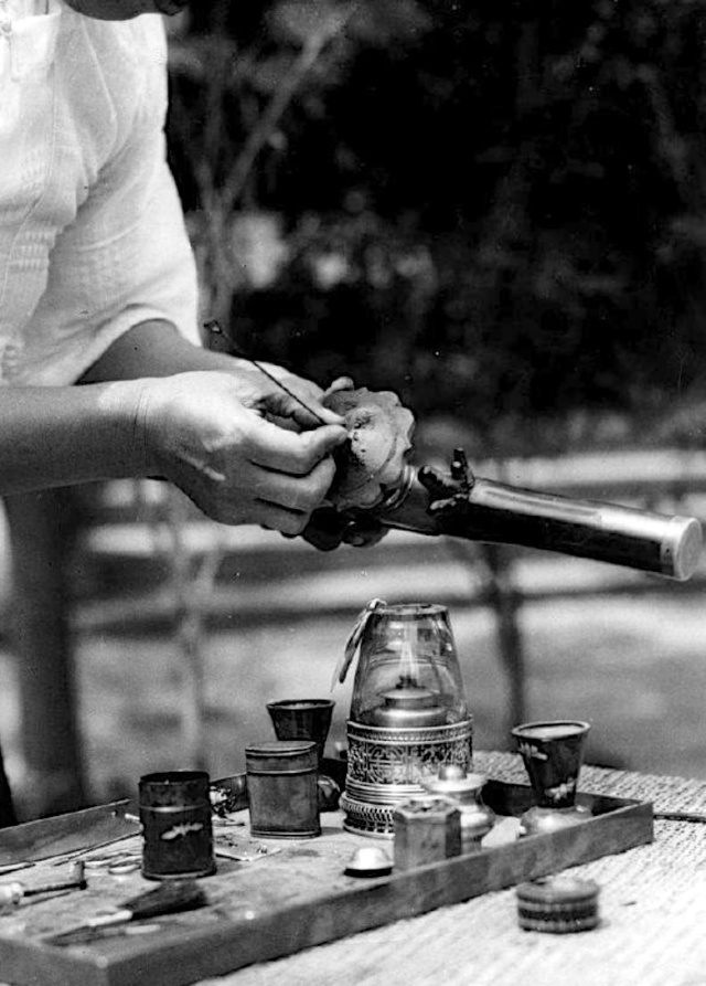 民国往事：*院妓**老板偷偷摸摸抽大烟，女大学生偷运烟土有绝招