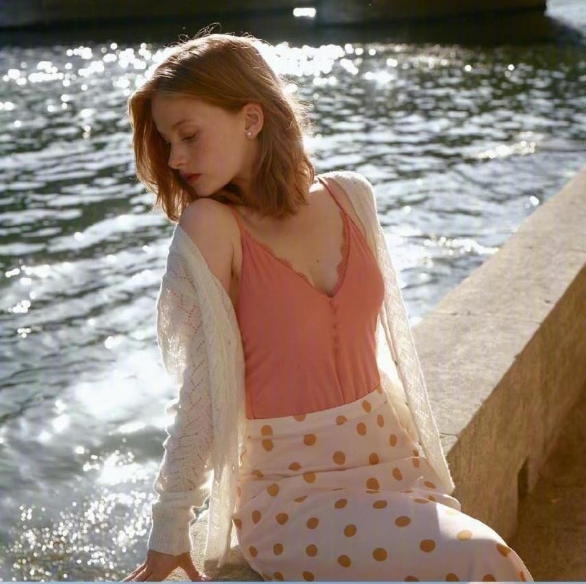 泳衣外穿露腰风格,泳衣外穿是今年夏天的新潮流