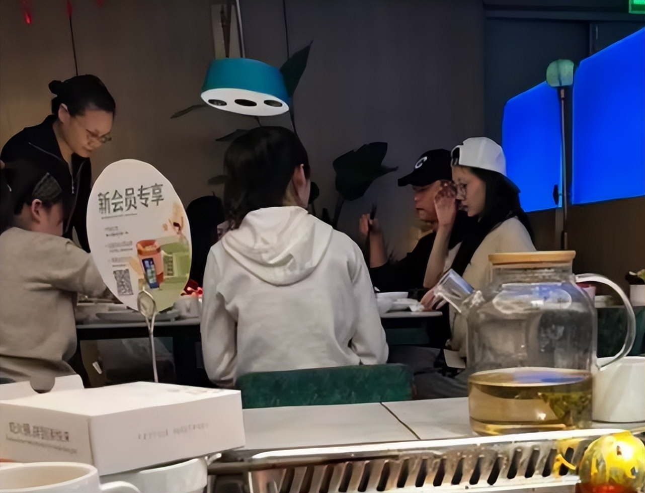 郑恺携妻女回家看父母,郑恺带女儿去跑男