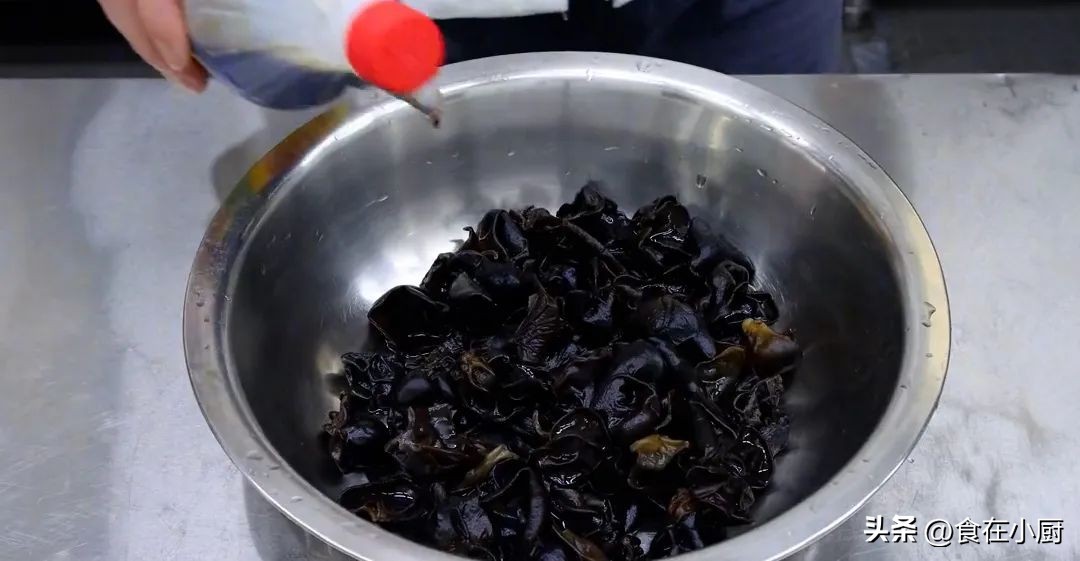 木耳怎么泡干净又快除虫卵,木耳上有很多黑点虫卵还能吃吗