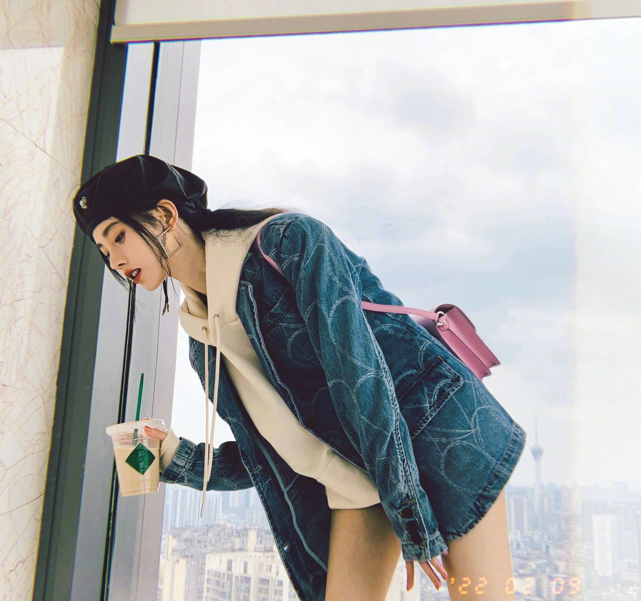 鞠婧祎的腿真的是又细又白吗,鞠婧祎的腿现在怎么样了