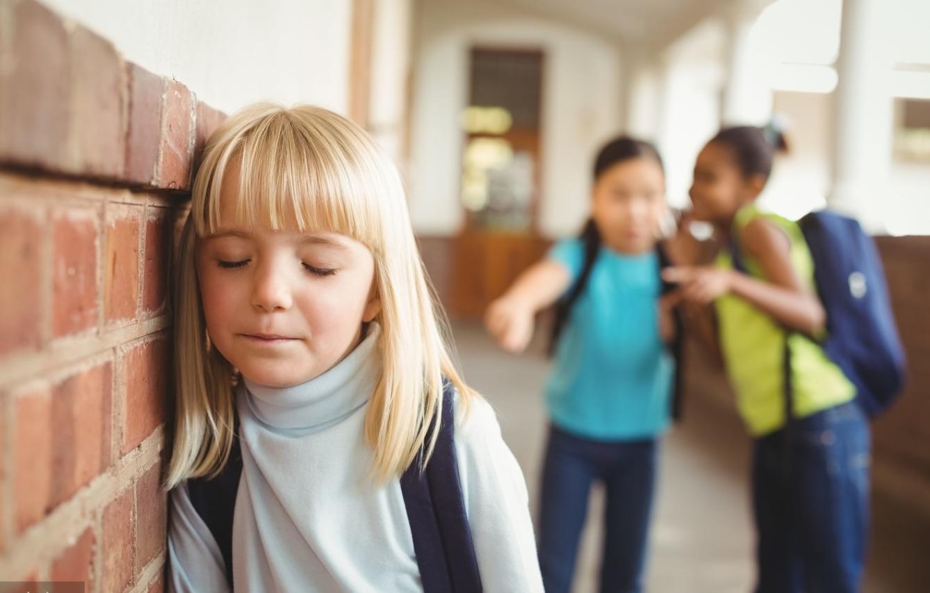 女孩课堂尿裤子被同学嘲笑不想上学，妈妈“三步”处理很高明