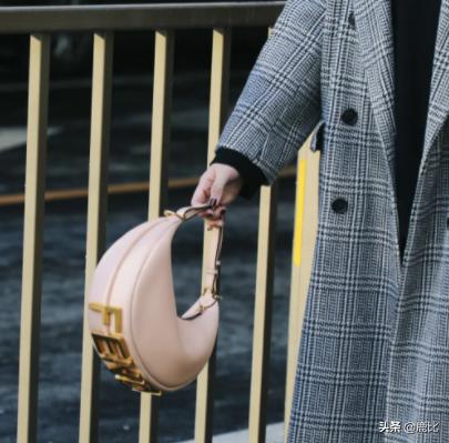 法棍包接班人？Fendi全新出的这款腋下包到底怎么样？