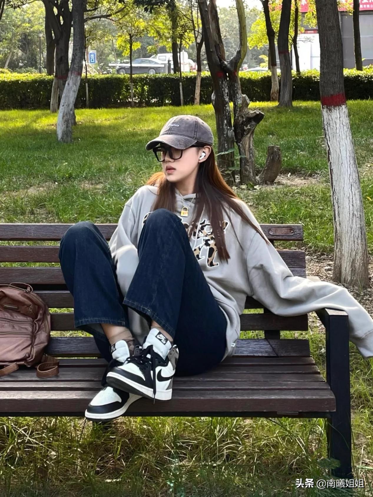 2019年穿卫衣最好看的5种搭配,又到了卫衣配鲨鱼裤的季节了