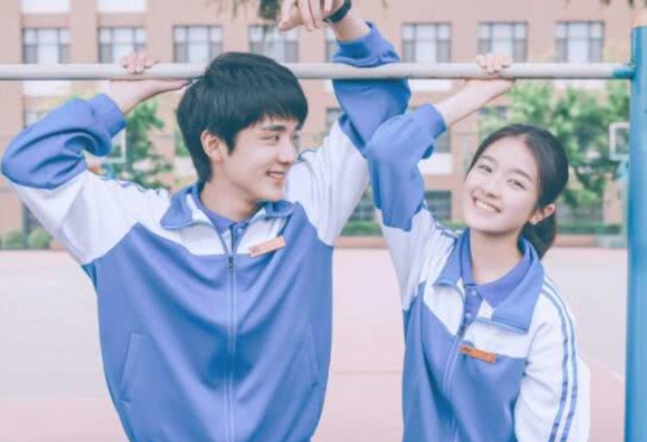 校园女生能让男生心动的行为,大学操场上女生向男生表白