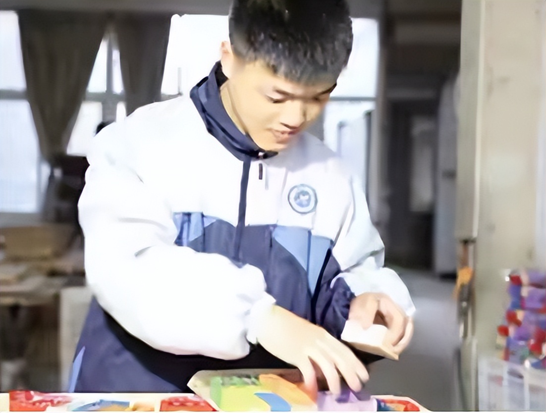 父债子偿父亲还在世,父母相继过世11岁男孩替父母还债