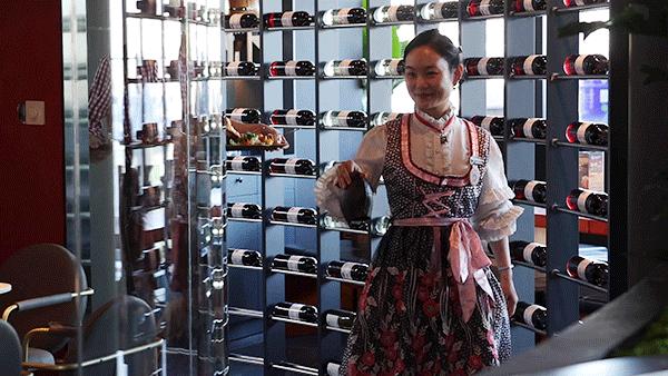 “本想来吃榜①德餐，没想到被绝美江景迷住了...”