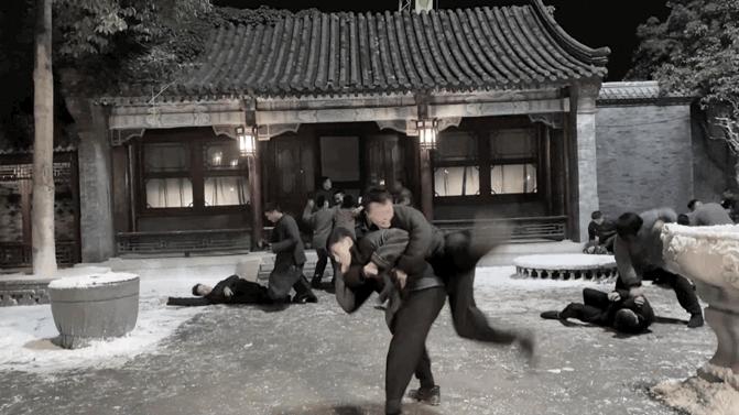 同样都是单元正能量短剧,《我们这十年》真的比《胡同》好太多