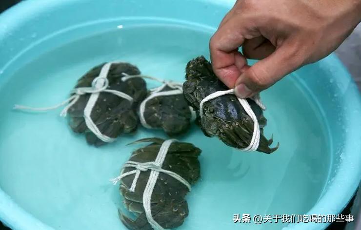 保存螃蟹放水盆里,煮熟的螃蟹放冰箱保鲜可以放几天