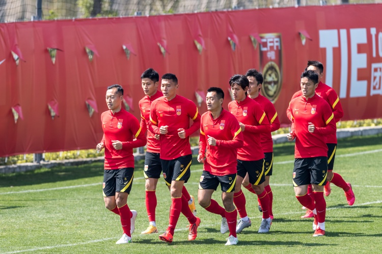 国足vs日本赛前李霄鹏发布会,国足0-2日本李霄鹏道歉