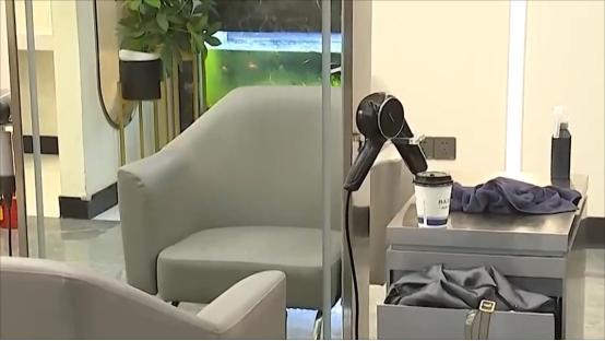 理发纠纷女子头发被剪,理发店摔剪刀后续