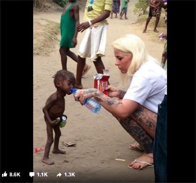 7年前，非洲1岁男孩被父母遗弃，流浪途中遇游客喂水后被收养