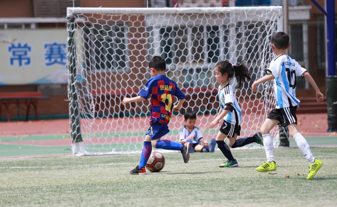华阳实验小学|绿茵点亮少年梦，足球转动新未来