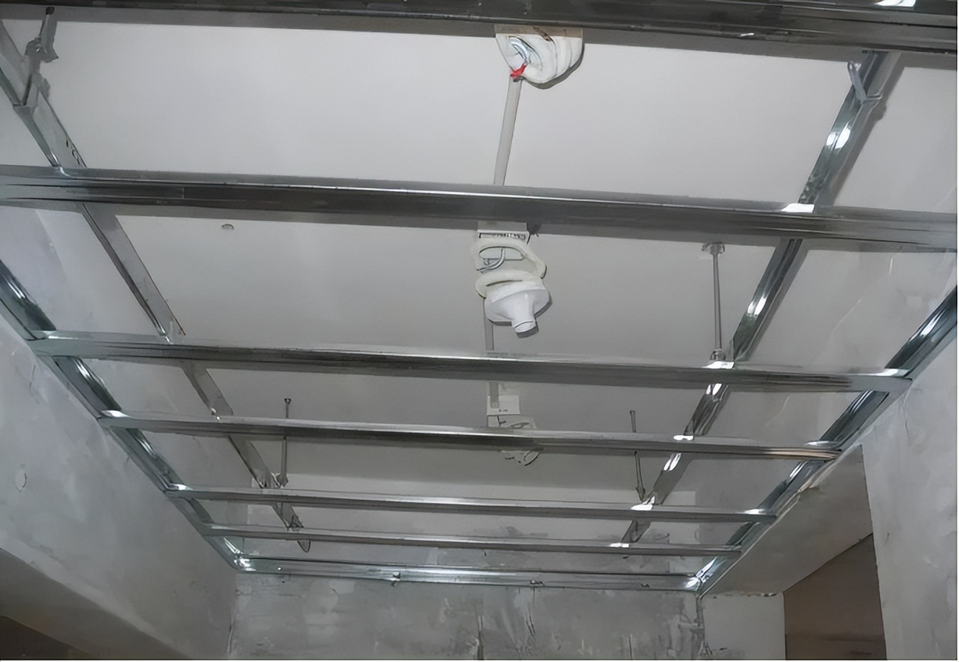 锯齿龙骨和轻钢龙骨有什么区别,烤漆龙骨和轻钢龙骨有什么区别