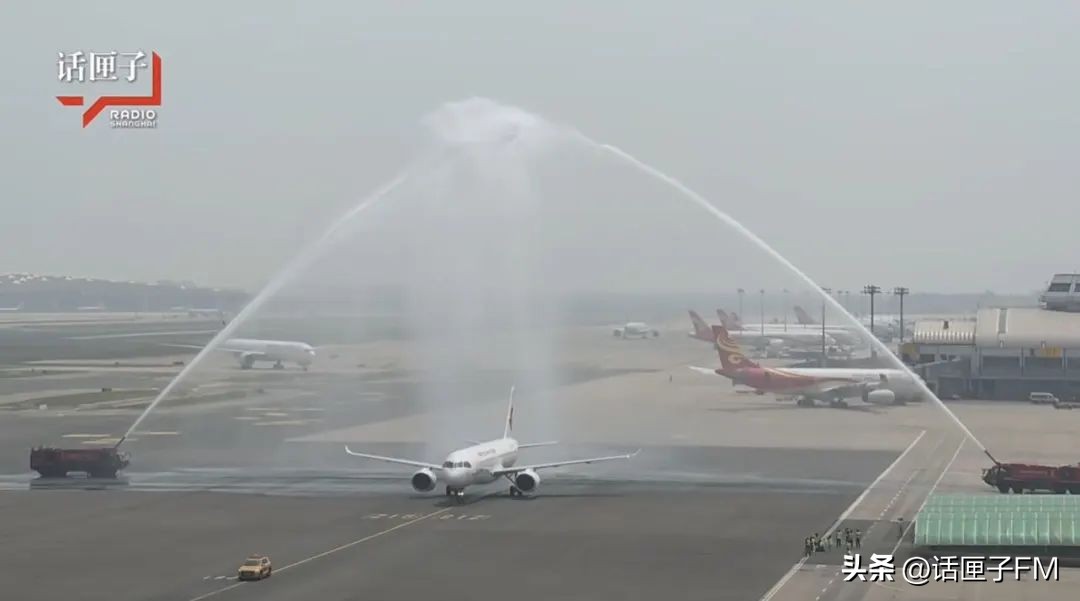 民航最高礼仪迎接c919飞机,商业首航成功c919过水门现场