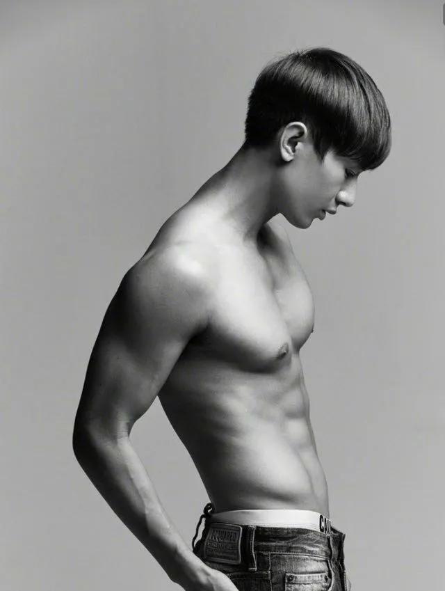 成毅展现自己的肌肉,有没有觉得成毅有肌肉也挺帅的