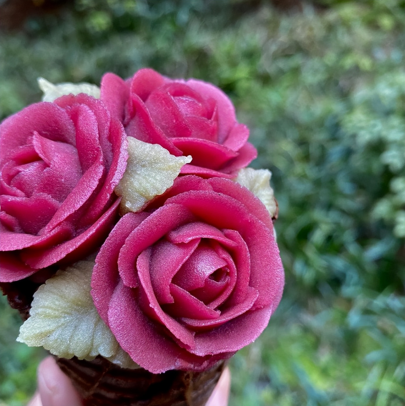 夏日的甜蜜诱惑:玫瑰花冰淇淋,盛开在夏日里的美味“花束”