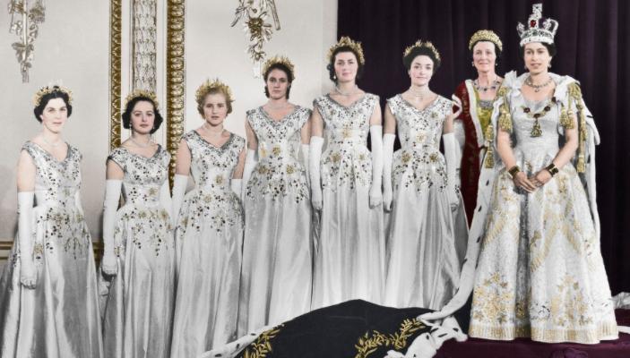 贫穷限制了我的想象力：女王50年来只穿“二手鞋”，还是一个款式