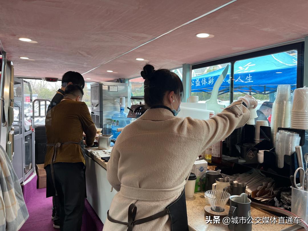 人见人爱的城市,人见人爱的公交车片段