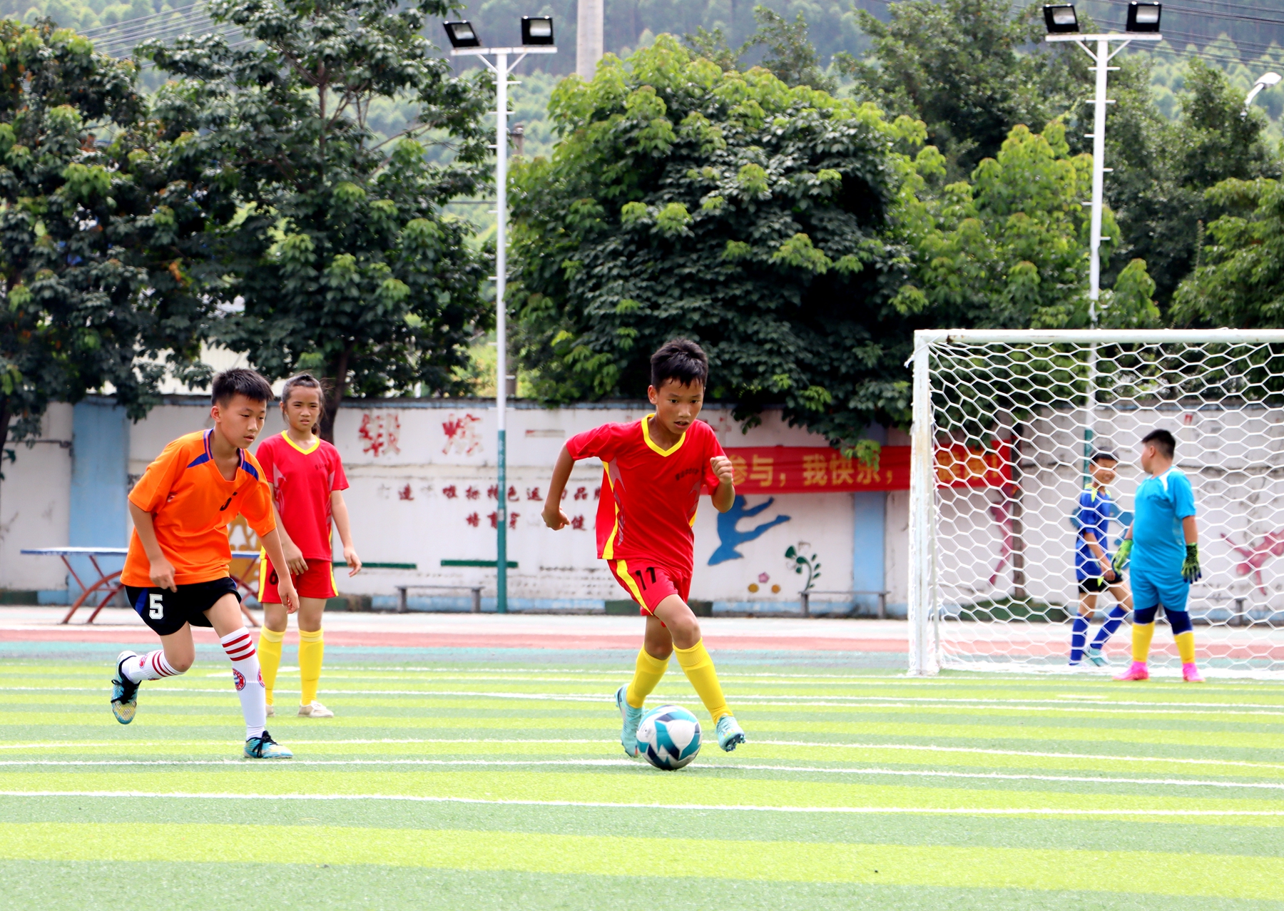 逐梦杯足球比赛小学,小学足球联赛开幕报道
