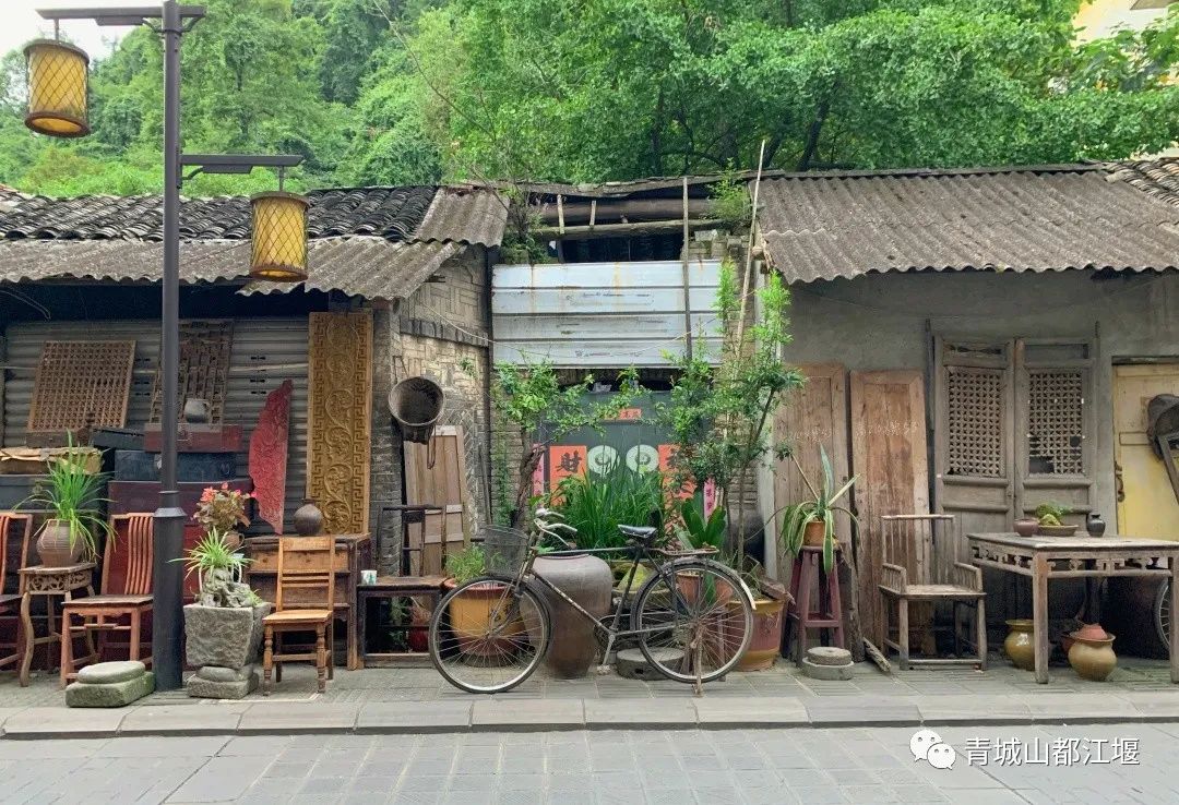 初秋城市漫游指南！都江堰8大爆款夜游地全在这里，吹河风尝美食get暴走两万步的畅快~