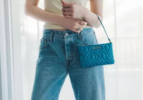 今夏流行牛仔裤搭配高跟凉鞋,一条牛仔裤解决今夏所有搭配