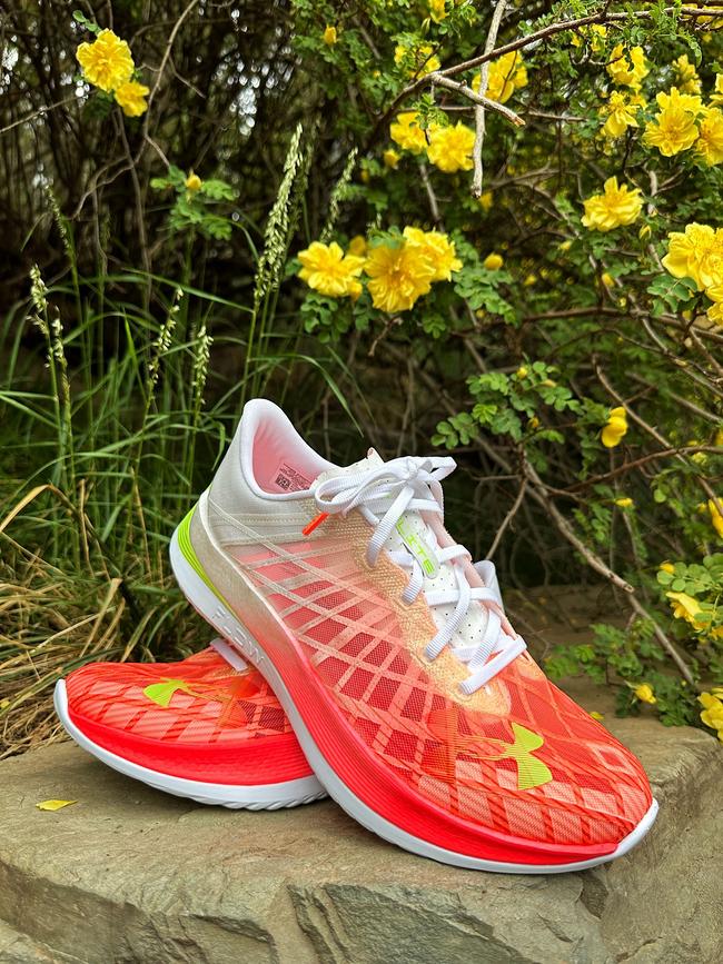 一双助力你摆脱平庸，突破自我的碳板跑鞋