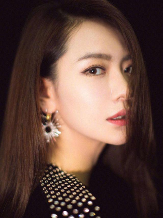 女子割双眼皮失败像瞪眼,女明星割双眼皮对比照