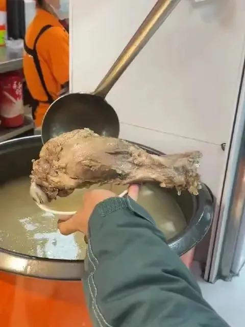 大学生食堂盛汤夹走唯一汤骨被制止：员工称肉没熟让放回去，无奈