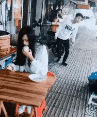 女孩去纹身结果喜欢上了纹身师,陪老婆去纹身