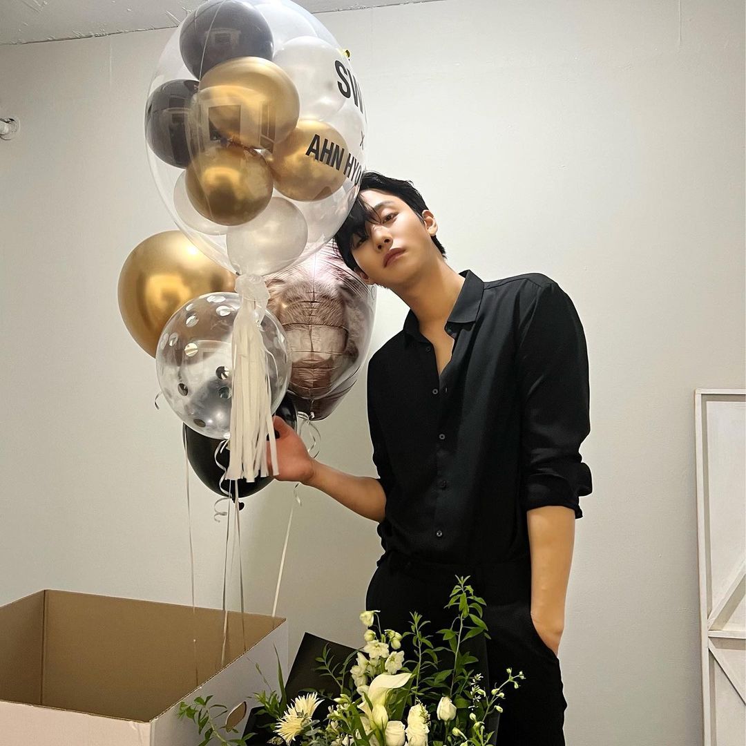 安孝燮黑打底穿搭,安孝燮社内穿搭