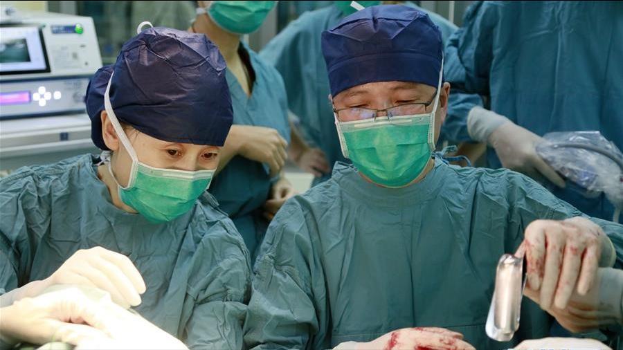 2015年，西安43岁母亲把子宫移植给女儿，4年后，诞下一健康男婴
