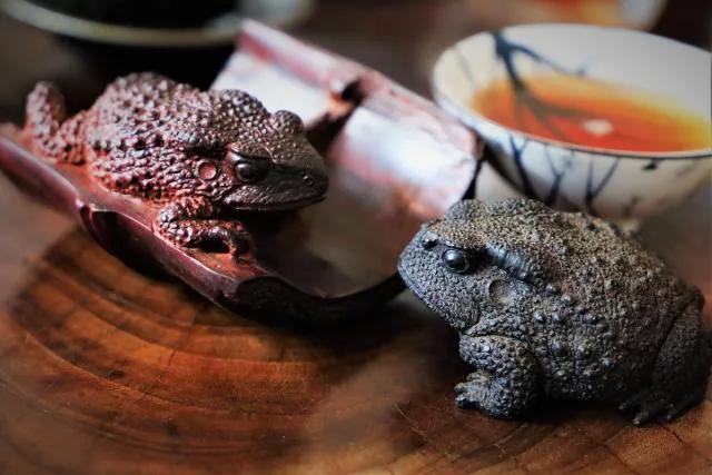 根雕手工匠人,根雕匠人一双巧手化腐朽为神奇