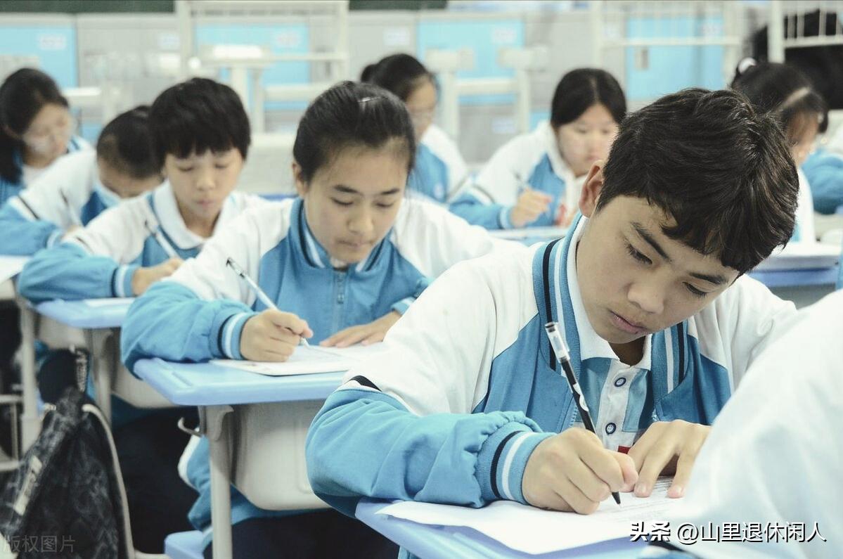 侄儿考上高中借宿3年,侄子借读三年考学后寒心