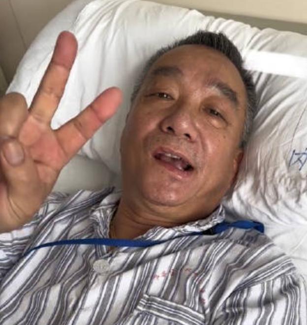 乔任梁去世7年，爸爸糖尿病中毒躺医院，承认博眼球护遗产太辛酸