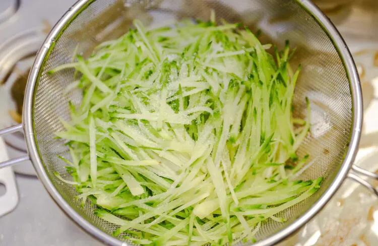 夏天大家喜欢吃的凉拌菜快来看看,家常菜适合夏天做的一道凉拌菜