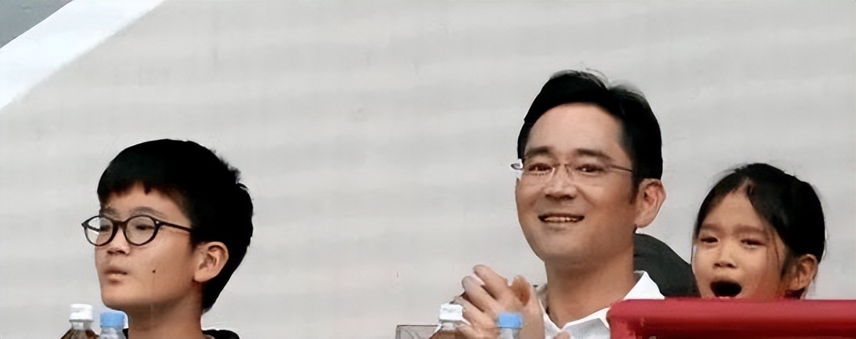 与川普女儿是校友，百亿千金却穿平价卫衣，喜欢和平民子女交朋友