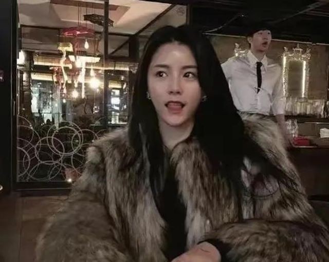 韩国排球女神李多英,韩国排球李多英绿色礼服采访