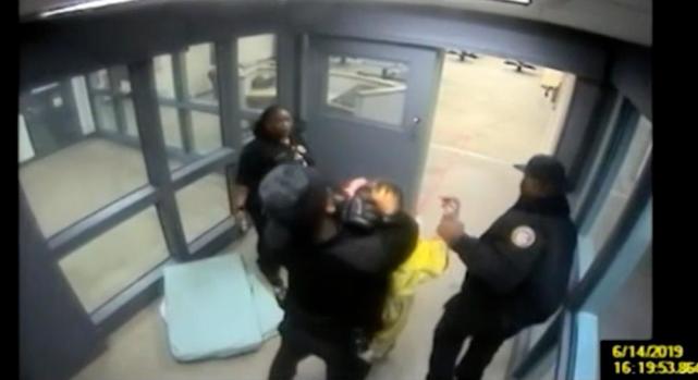 美国女囚犯罪入狱,美国女子监狱俩女囚与跨性别囚犯