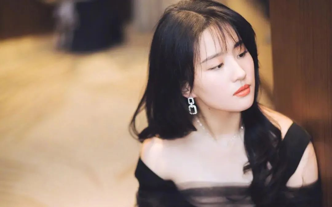 神仙姐姐“内衣照”被骂上热搜：难道她的胸，碍了谁的眼了？